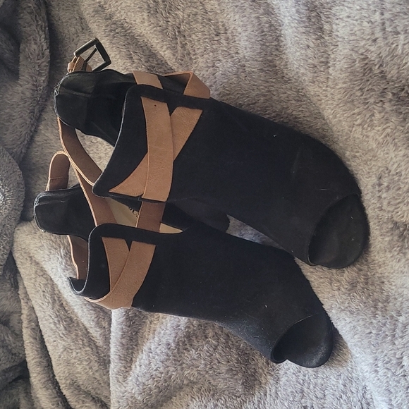 JustFab black and tan peep toe with 4" heel Perfect condition Lightly loved 😍 - Picture 2 of 5